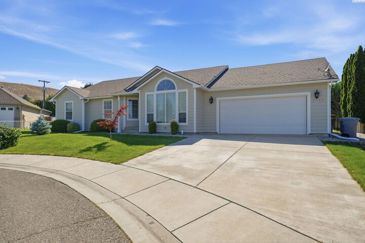 Property Photo: 1793 Maui Dr WA 99352