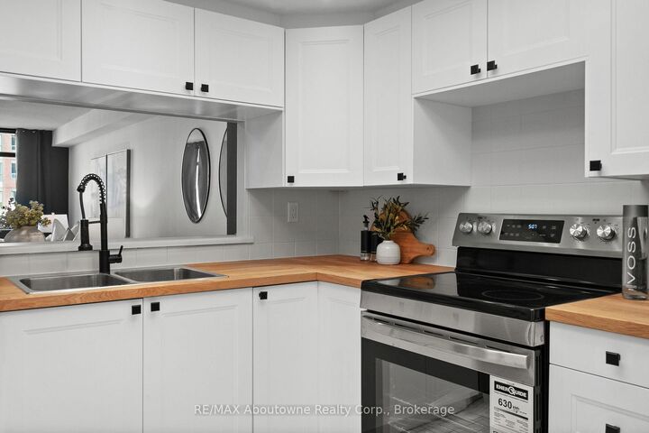 Property Photo: 300 Webb Drive 1108 ON L5B 3W3