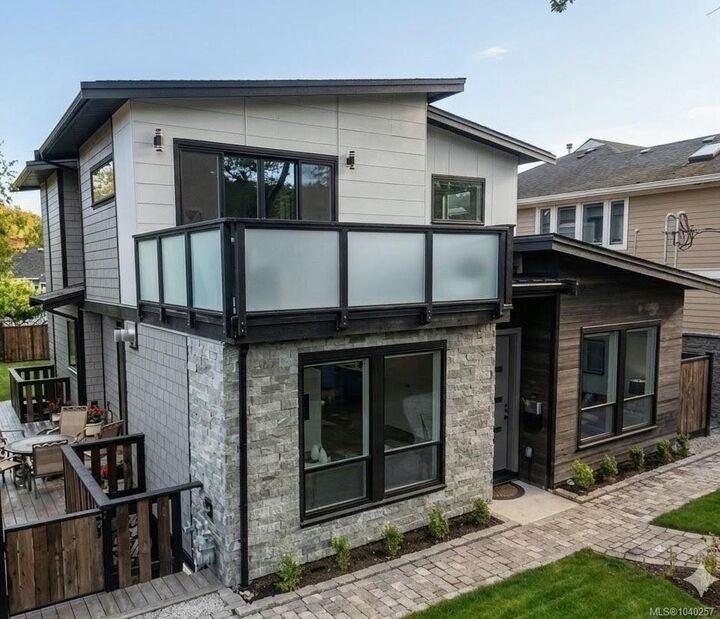 Property Photo: 909 Bank St BC V8S 4B1