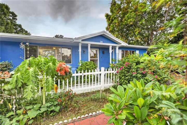 Property Photo: 208 Redcliff Ave FL 33936