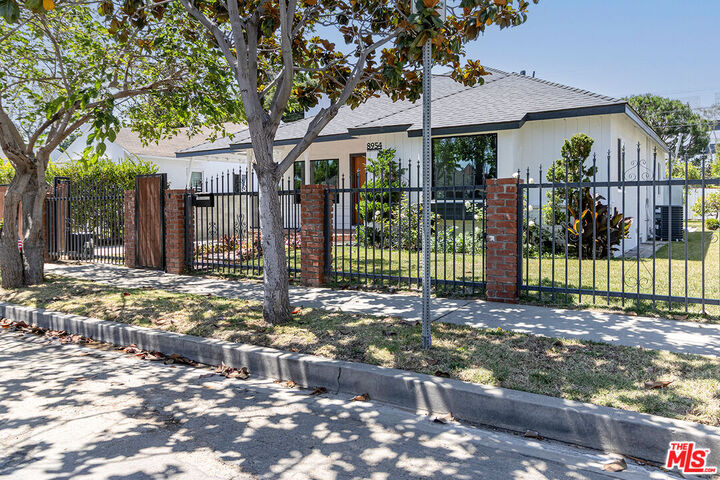 Property Photo: 8954 Kramerwood Pl CA 90034