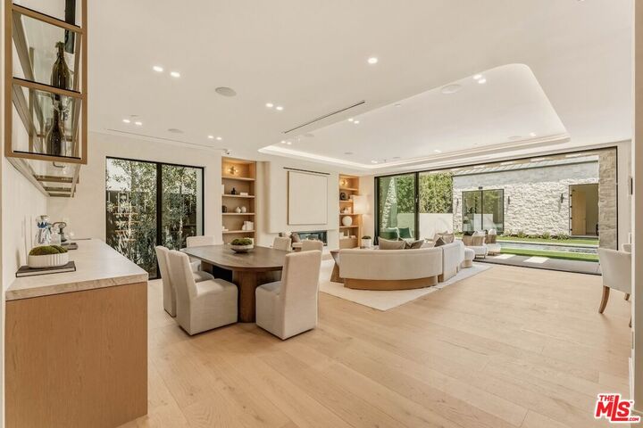 Property Photo: 4628 Saloma Ave CA 91403