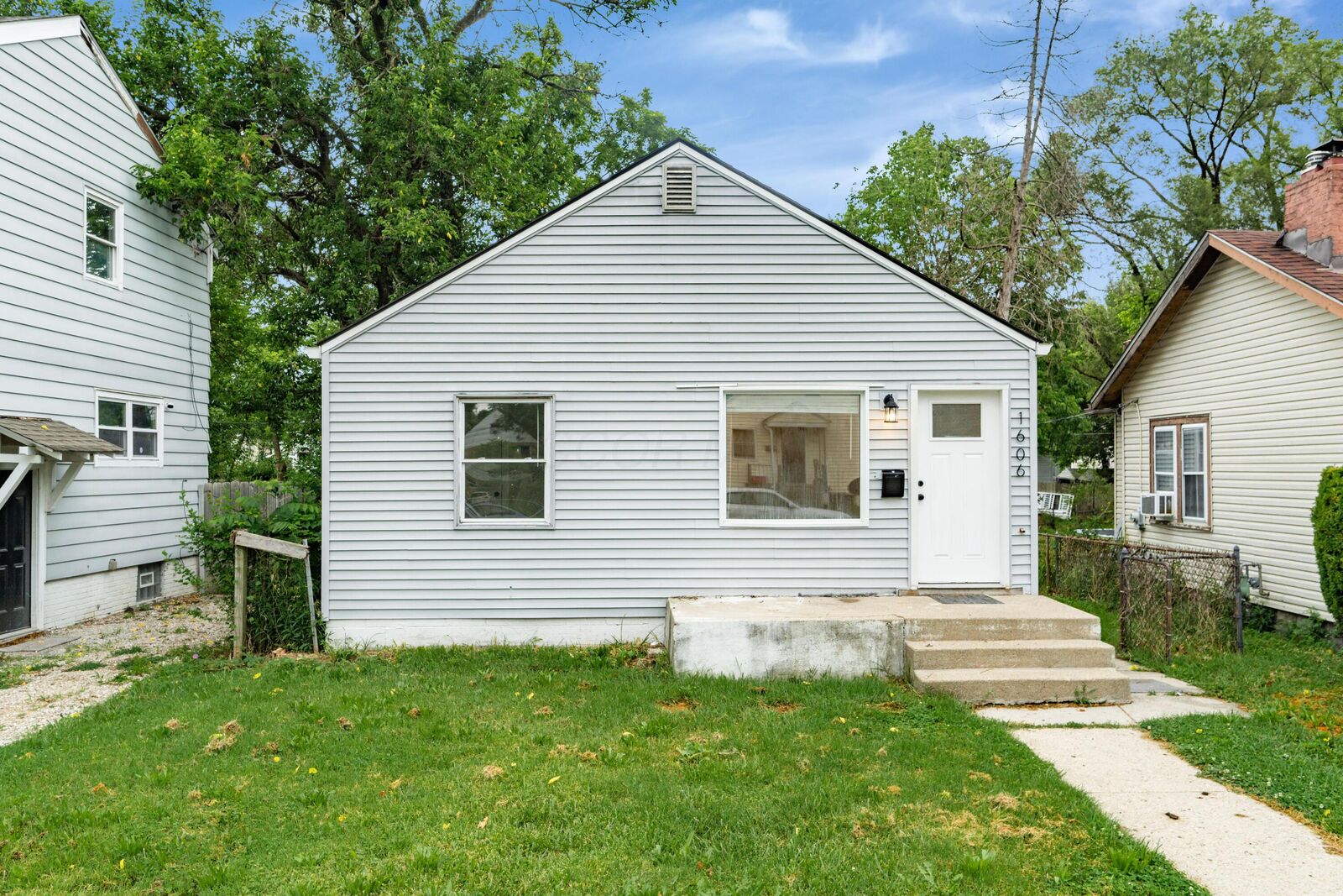 Property Photo: 1606 Cordell Avenue OH 43211