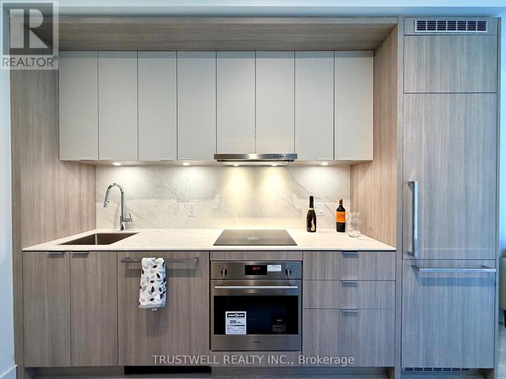 Property Photo: 6 Greenbriar Road 503 ON M2K 0H6