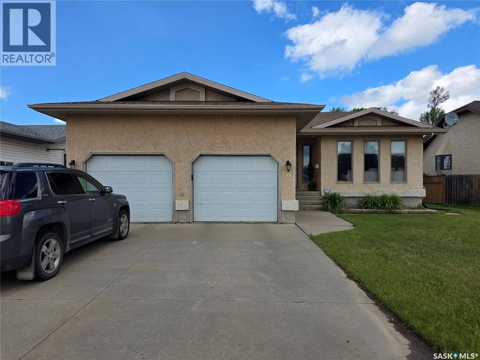 Property Photo:  705 Sun Valley Drive  SK S4A 2R1 