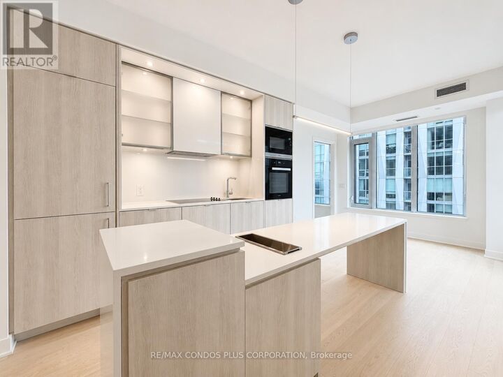Property Photo:  11 Yorkville Avenue 3907  ON M4W 0B7 