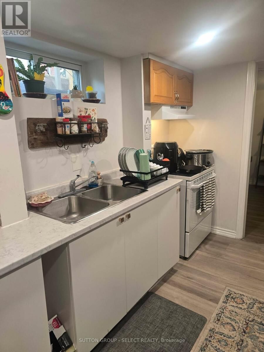 Property Photo:  566 Chester Street  ON N6C 2J9 