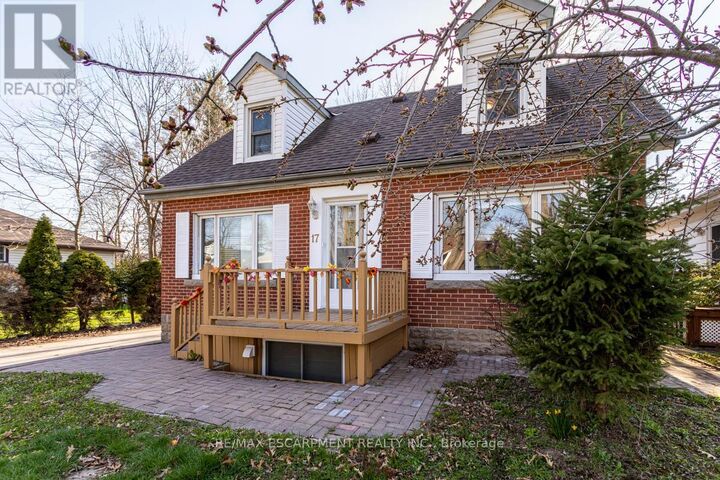 Property Photo:  17 Thorndale Street North  ON L8S 3K5 