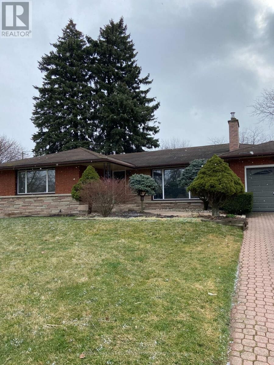 Property Photo:  123 Seneca Drive  ON L9G 3B7 