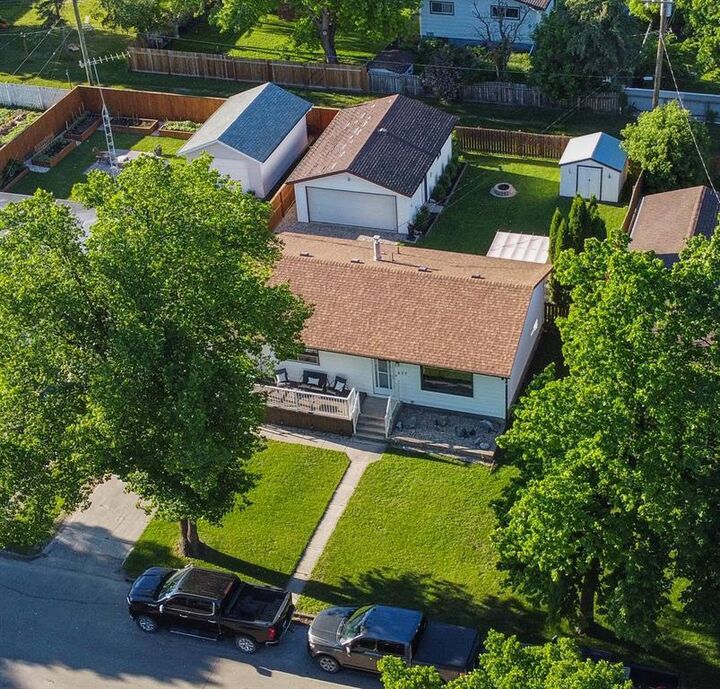Property Photo:  677 Maplewood Crescent  MB R1N 0A9 