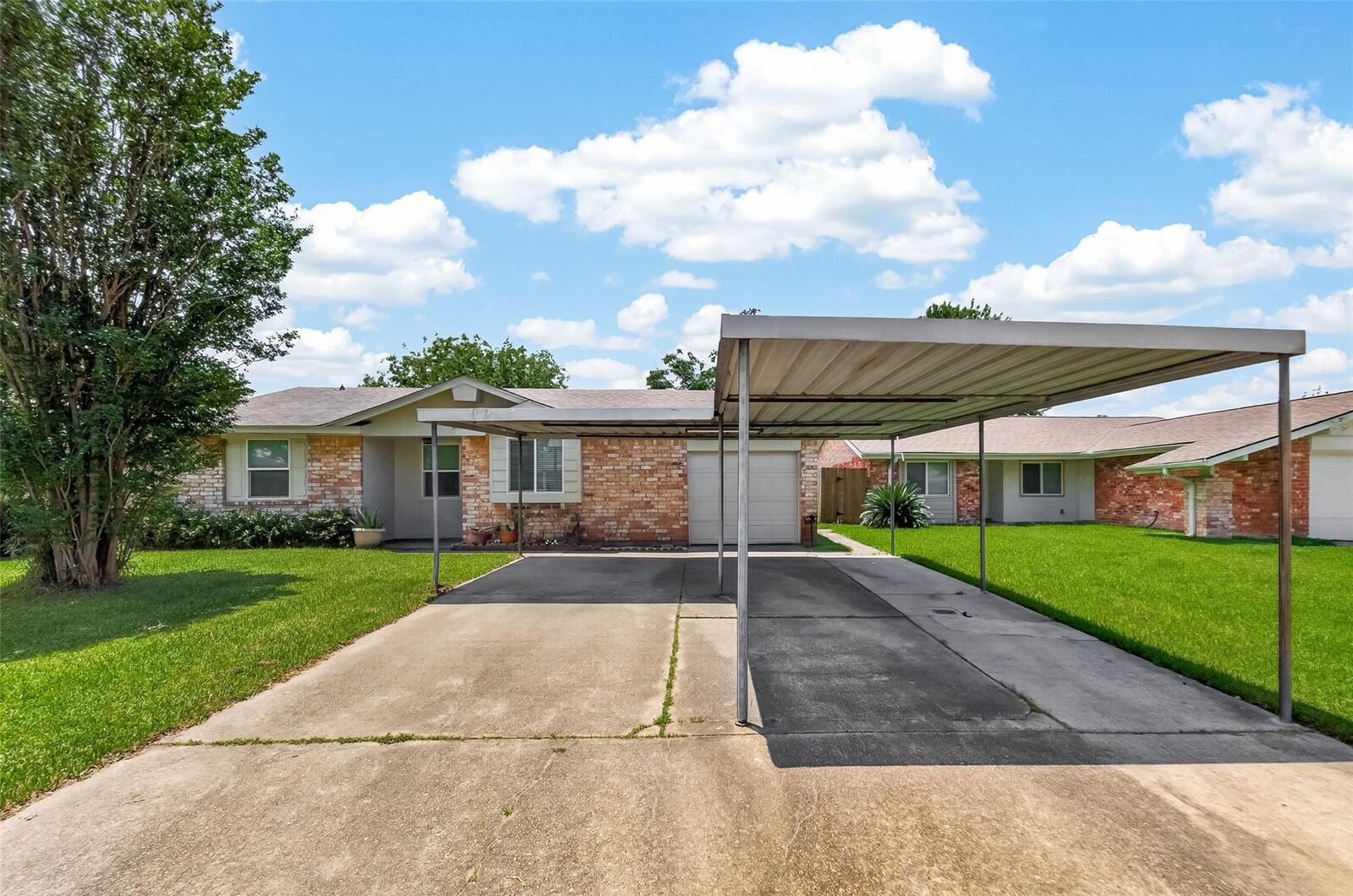 Property Photo:  819 Donfield Street  TX 77530 