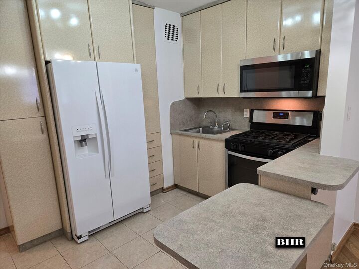 Property Photo: 150 W End Avenue 3E NY 11235