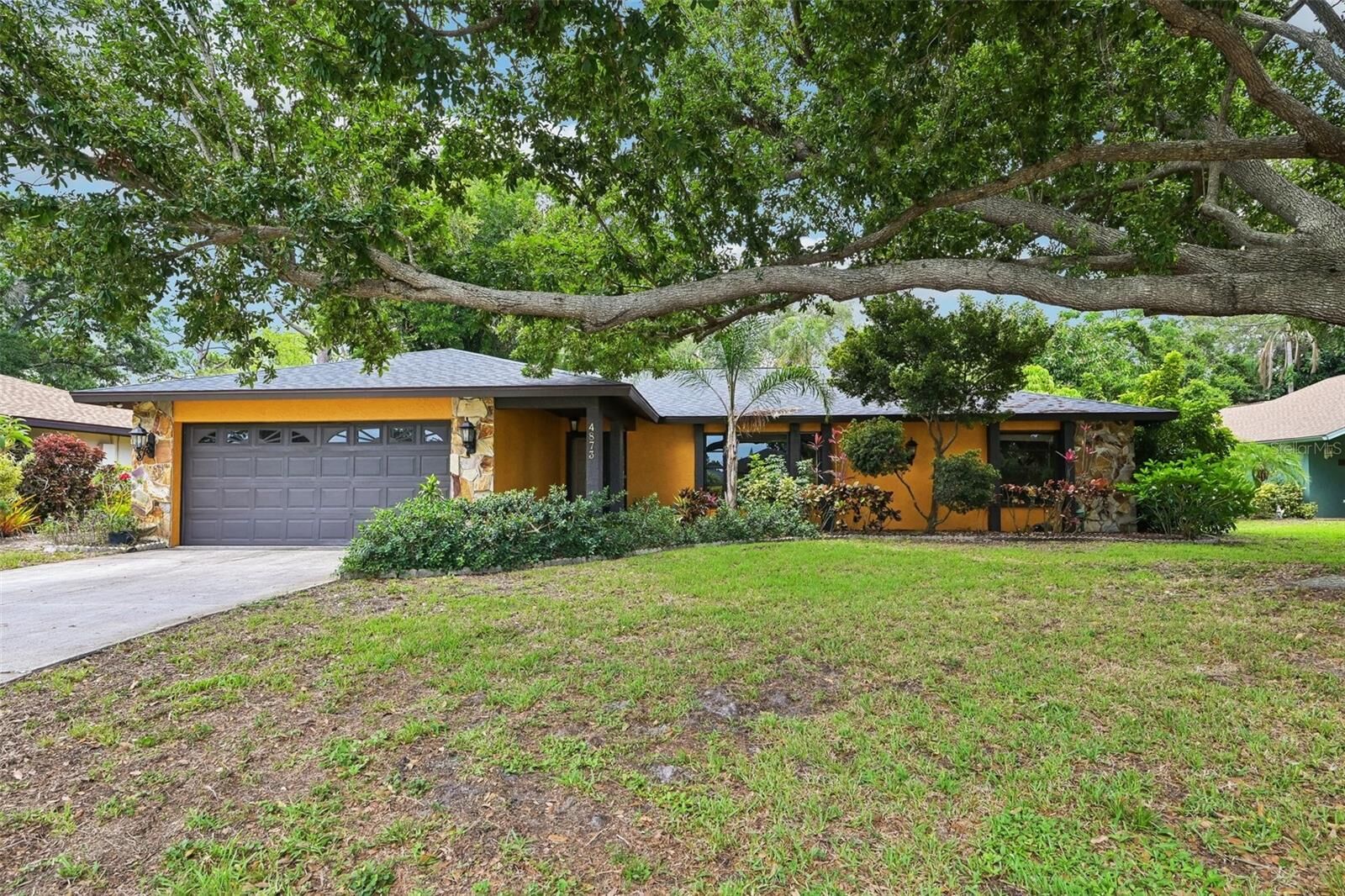 Property Photo: 4873 Huntleigh Drive FL 34233