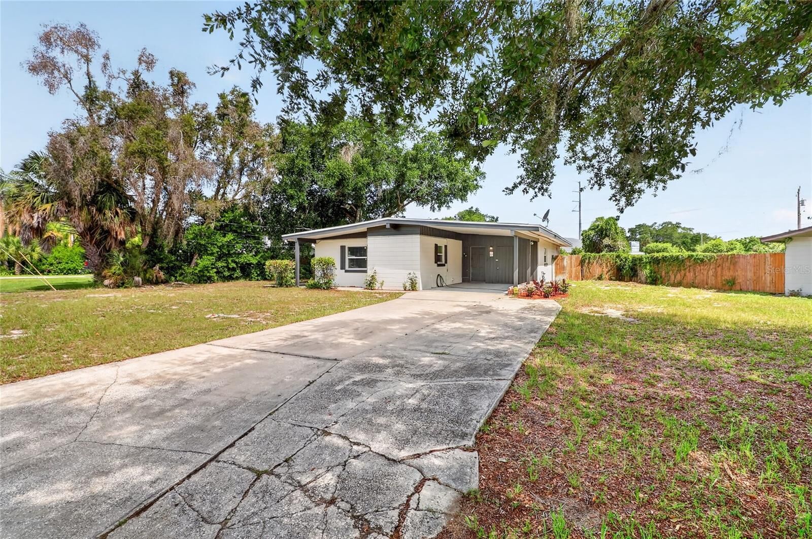 Property Photo:  1303 NE Stately Oaks Drive NW  FL 33881 