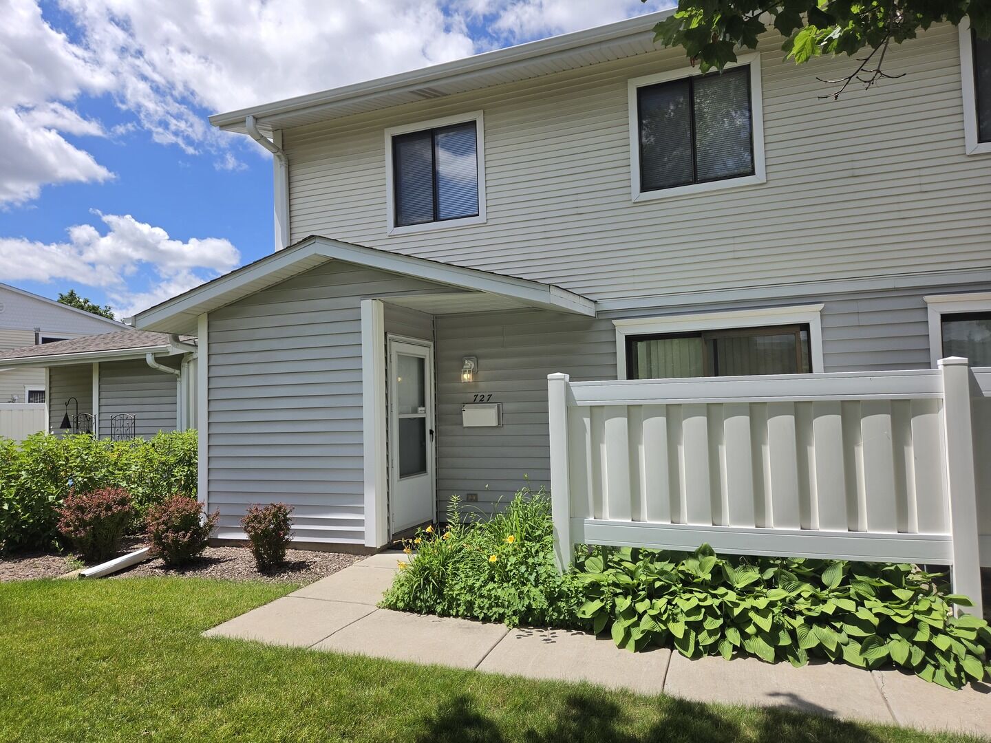 Property Photo: 727 Whitesail Drive IL 60194