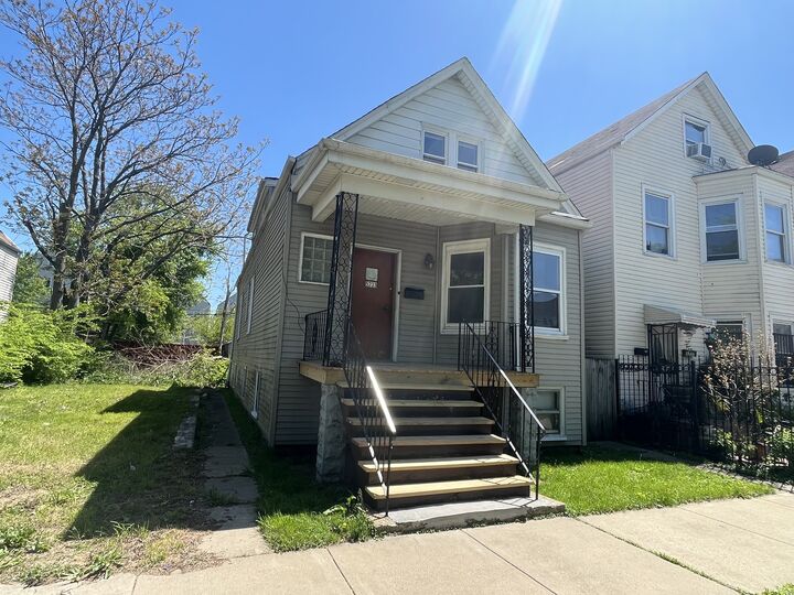 Property Photo: 5233 S Hermitage Avenue IL 60609