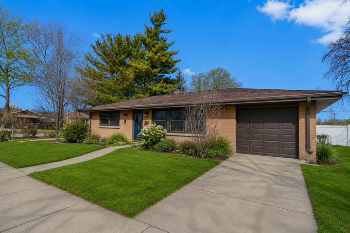 Property Photo:  3749 Kemman Avenue  IL 60513 
