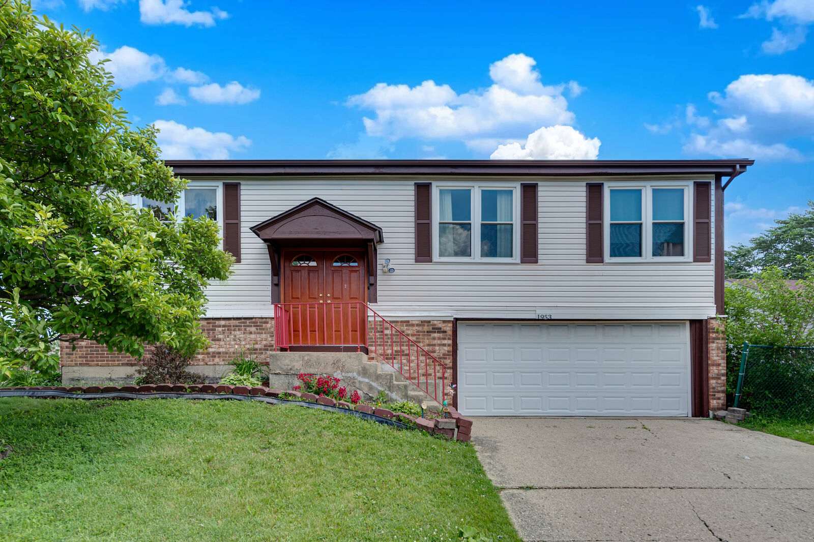 Property Photo:  1953 Burr Oaks Lane  IL 60139 