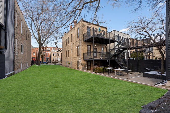 Property Photo:  1337 N Oakley Avenue  IL 60622 
