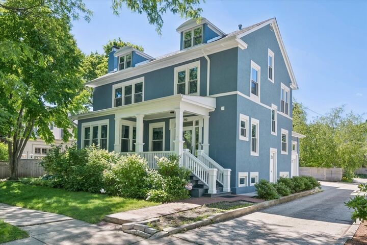 Property Photo: 712 Ingleside Place IL 60201