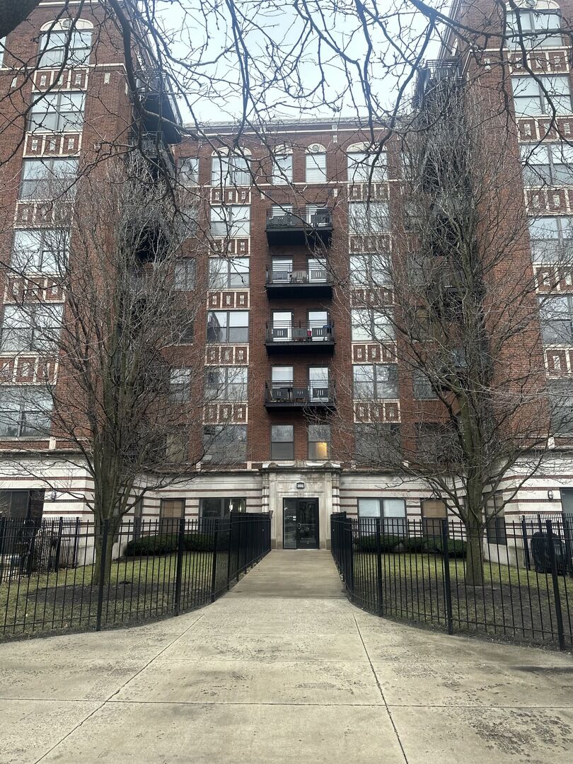 Property Photo:  4537 S Drexel Boulevard 203  IL 60653 