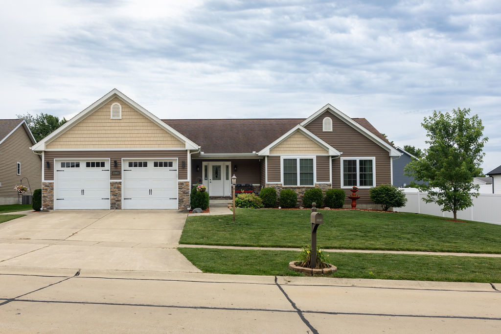 Property Photo: 2303 Slade Lane IL 61853