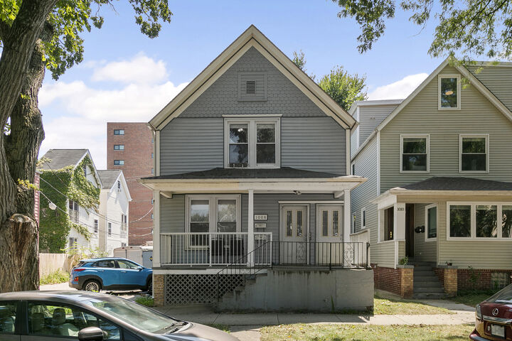 Property Photo: 1008 Garnett Place 1A IL 60201