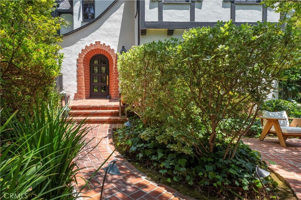 Property Photo:  5531 Red Oak  CA 90068 