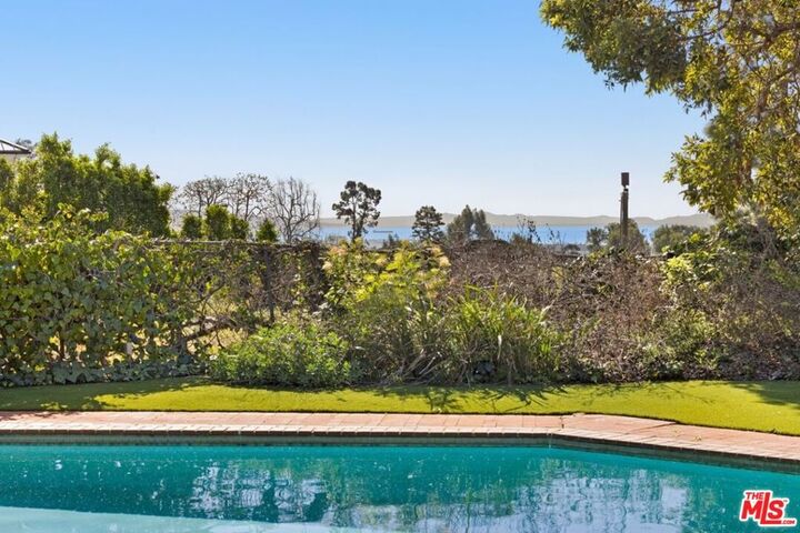 Property Photo:  590 N Tigertail Road  CA 90049 