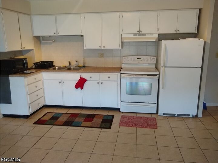 Property Photo:  4901 Victoria Drive 205  FL 33904 