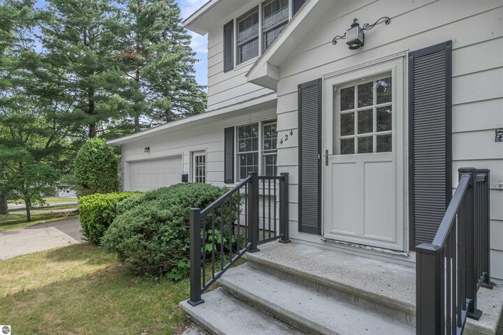 Property Photo:  424 Crestview Place  MI 49601 