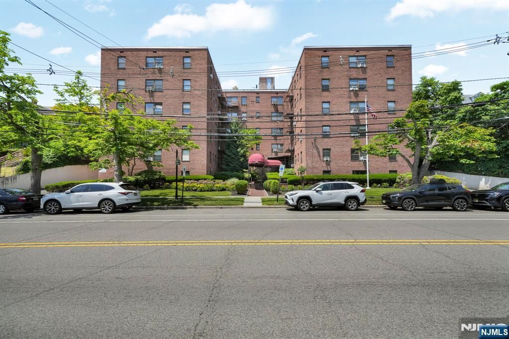 Property Photo: 130 Orient Way 4E NJ 07070