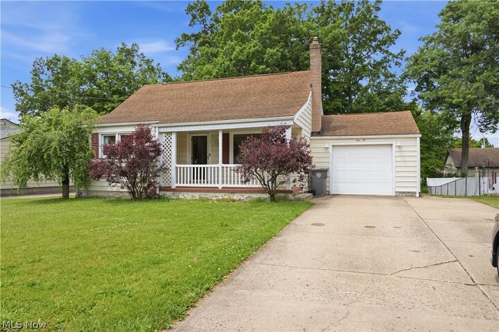 Property Photo: 910 S Hazelwood Avenue OH 44509