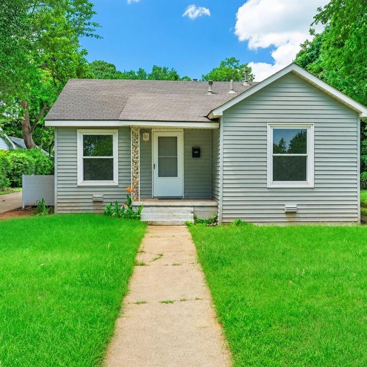 Property Photo: 1015 Wilshire Boulevard TX 76012