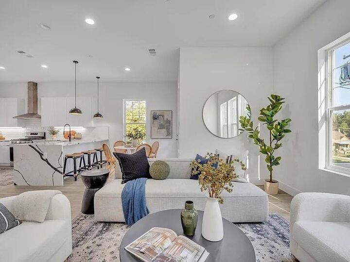 Property Photo: 631 N Tyler Street 401 TX 75208