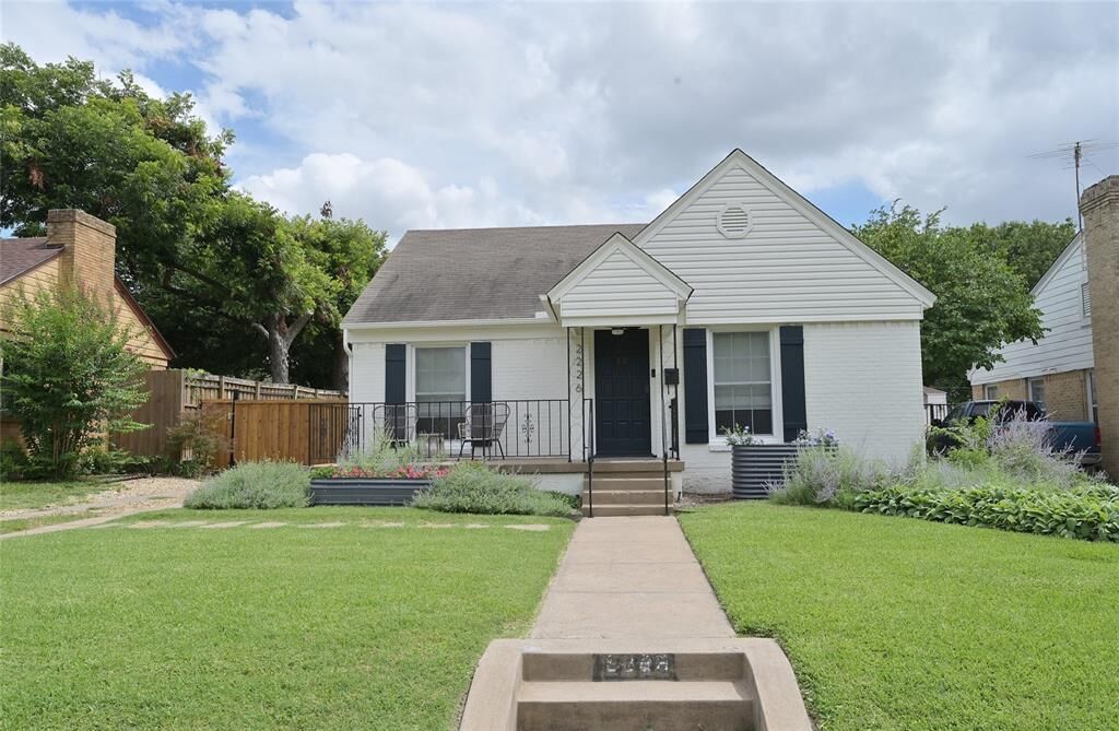 Property Photo: 2226 Carnes Street TX 75208