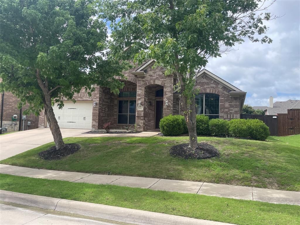 Property Photo: 421 Brighton Street TX 76262