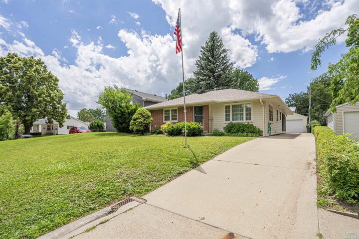 Property Photo:  2837 S Cornelia St  IA 51106 