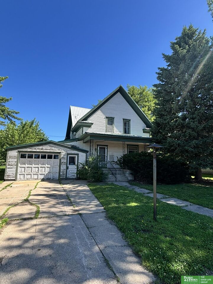Property Photo: 105 E 5 Street NE 68666