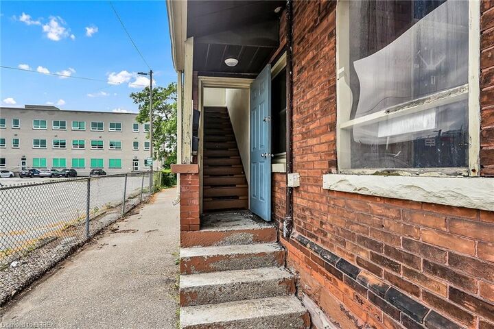 Property Photo:  33 Nelson Street 5  ON N3T 2M7 