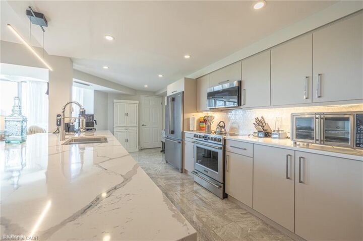 Property Photo:  265 Westcourt Place 601  ON N2L 6E4 