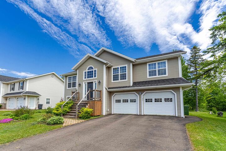 Property Photo:  49 Parkway Drive  PE C1E 2M3 