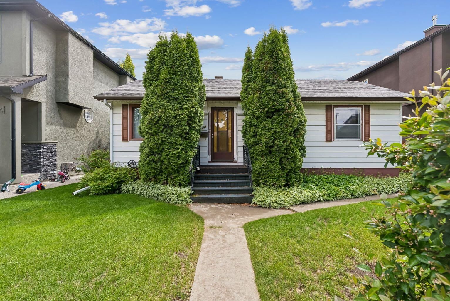 Property Photo: 409 29 Avenue NW AB T2M 2M4