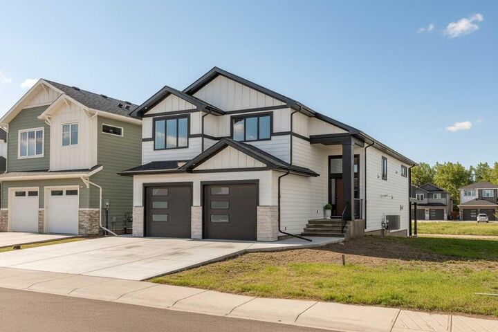 680 Sixmile Crescent S — photo 1