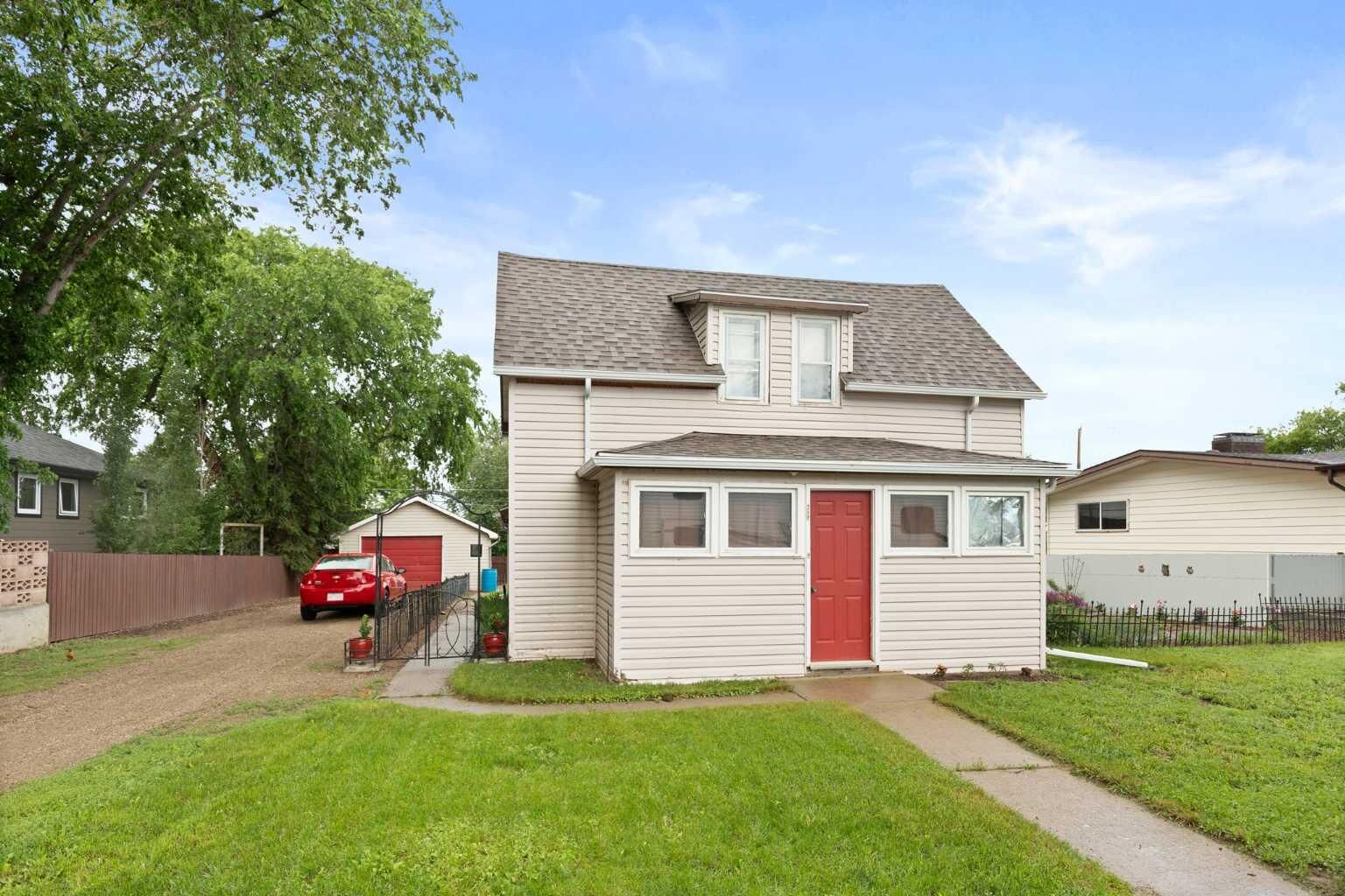 Property Photo:  317 3 Street W  AB T0K 0G0 