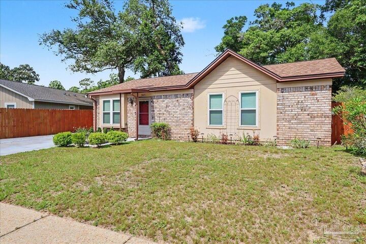 Property Photo: 7815 Oak Forest Pl FL 32514