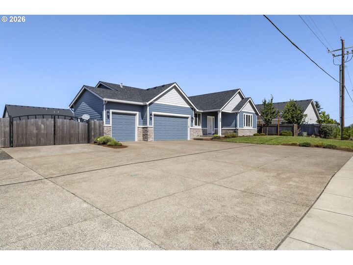 Property Photo: 405 NE Berry St OR 97385