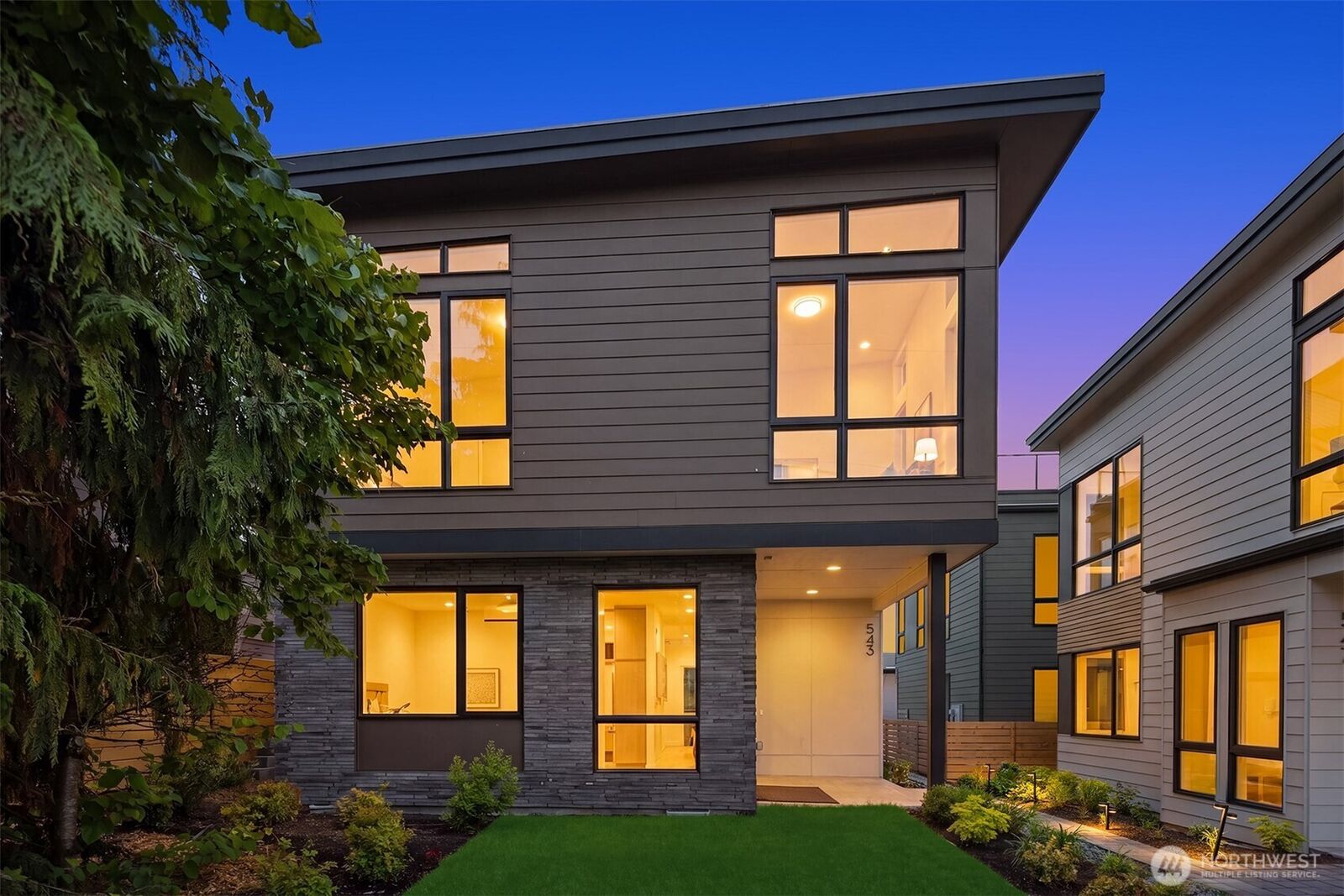 Property Photo:  543  16th Avenue W  WA 98033 