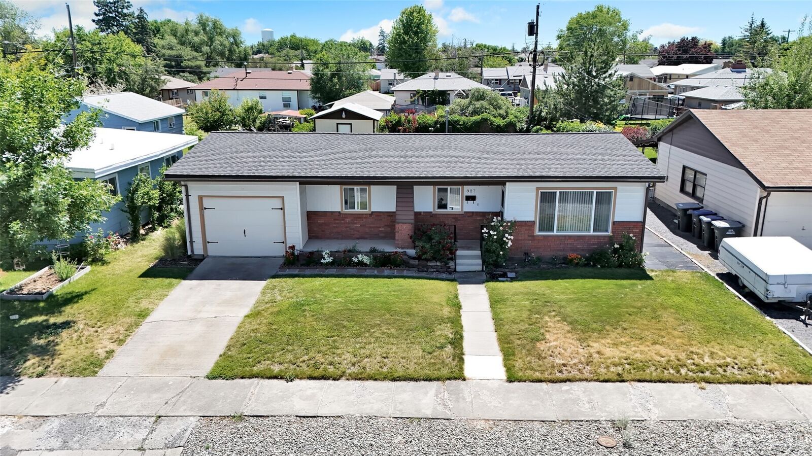 Property Photo: 827 S Juniper Drive WA 98837
