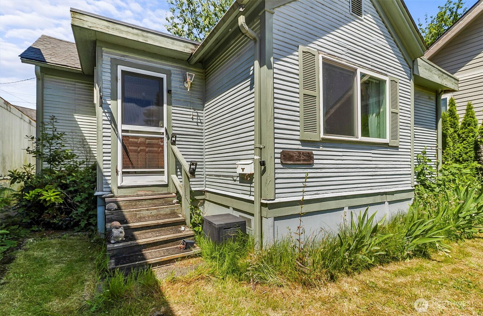 Property Photo:  2512  Cedar Street  WA 98201 